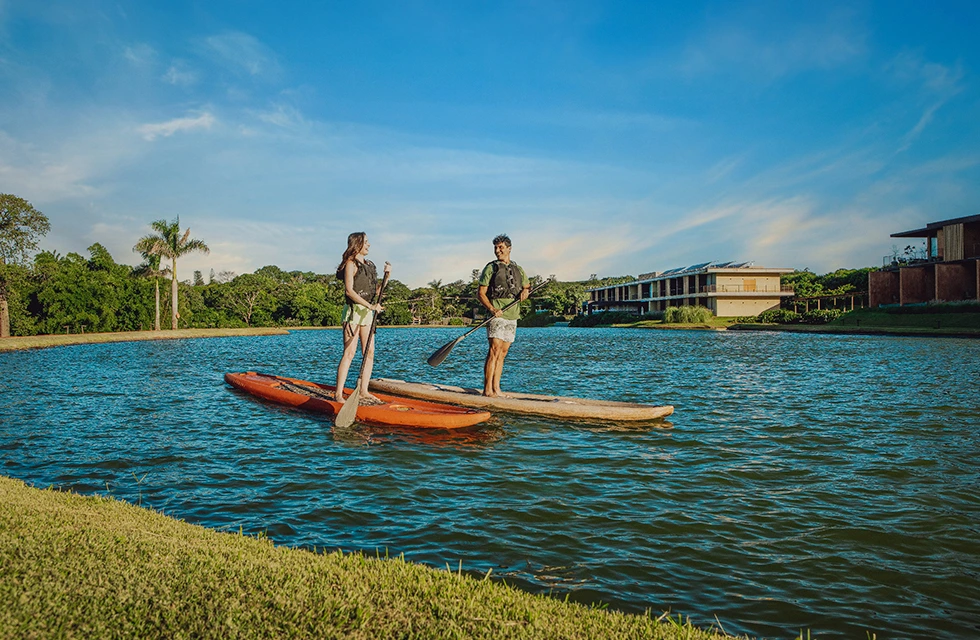 Stand up paddle no lago do Clara Dourado