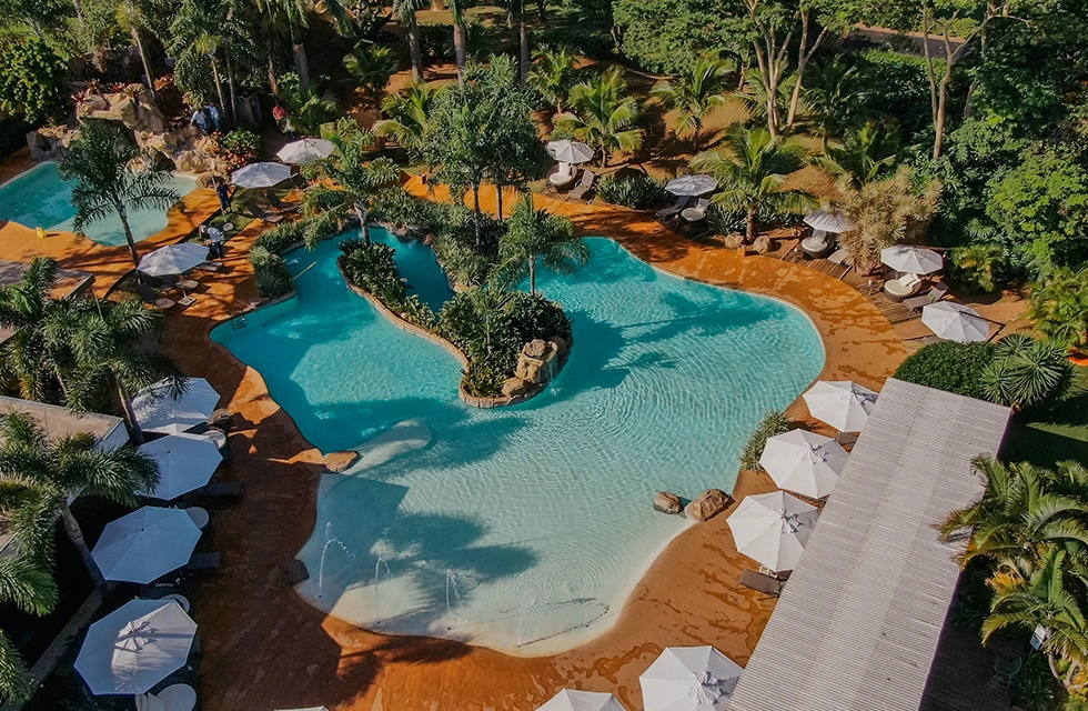 vista aerea piscina externa clara dourado